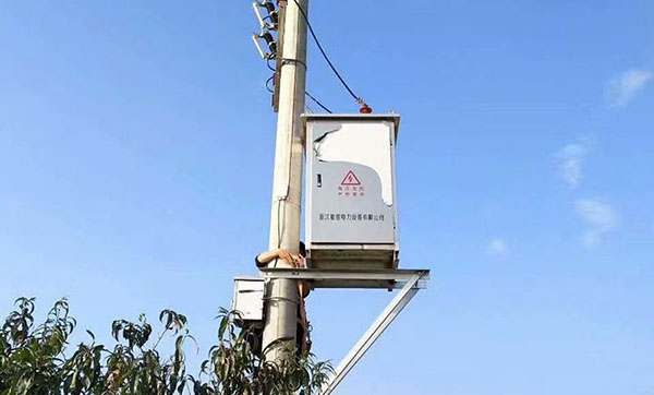 浙江能容電力設(shè)備有限公司順利通過(guò)了ISO9001質(zhì)量管理體系、ISO14001環(huán)境管理體系、OHSAS18001職業(yè)健康安全管理體系三項(xiàng)認(rèn)證